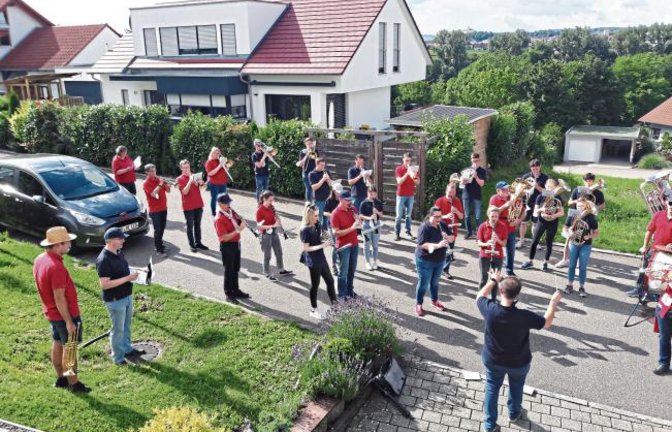 Am Wochenende gab es „Maientagsständle“ vom Musikverein Vaihingen, hier in Enzweihingen.  Foto: p