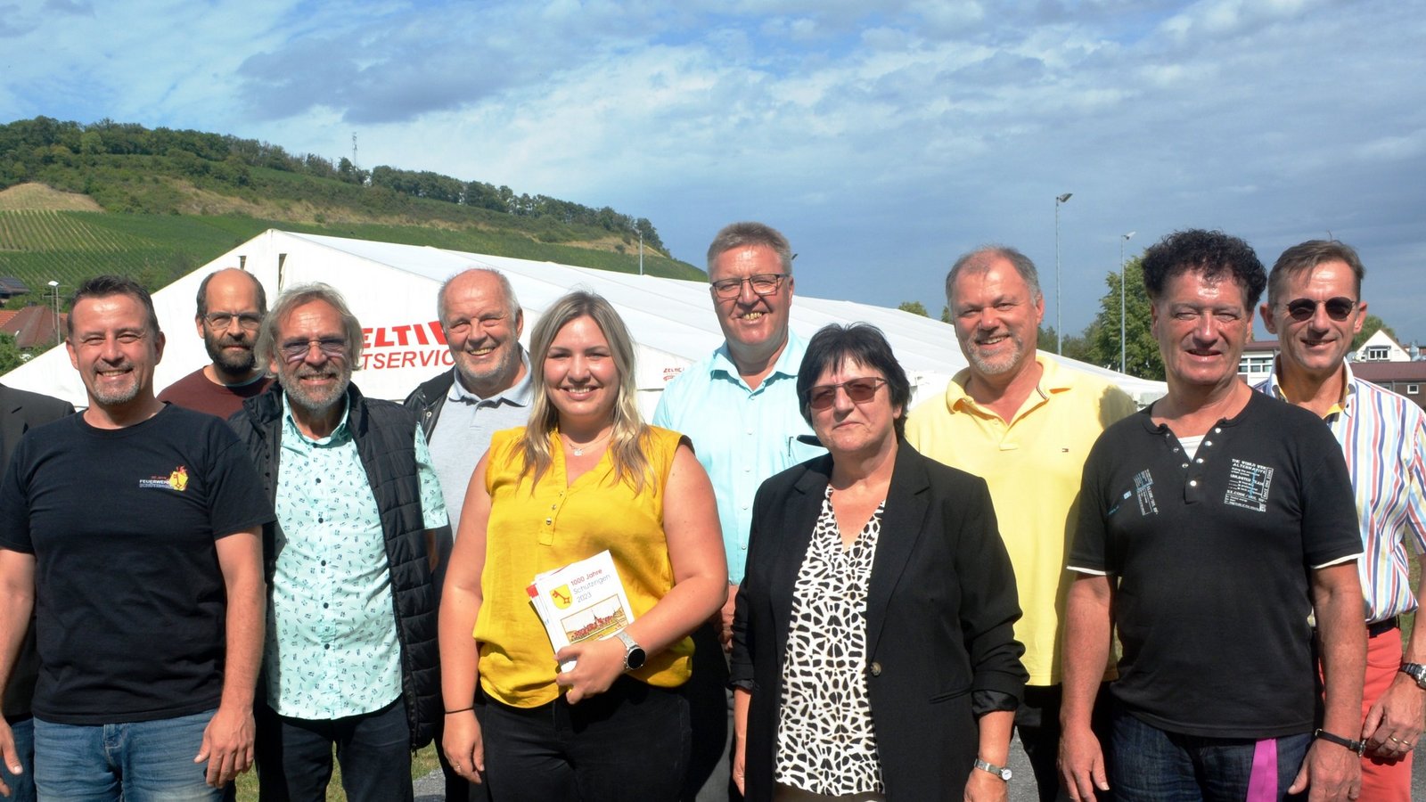Das Festzelt steht und sie freuen sich, wenn es jetzt endlich losgeht (von links): Bürgermeister Armin Pioch und als Vertreter der vielen Helfer Alexander Räuchle, Michael Gerlinger, Siggi Nonnenmann, Klaus Kluge, Angelina Mielke, Bernd Schaßberger, Elisabeth Mikonya-Stahl, Wolfgang Currle, Peter Pförsich und Frank Rosenthal.  Fotos: Stahlfeld
