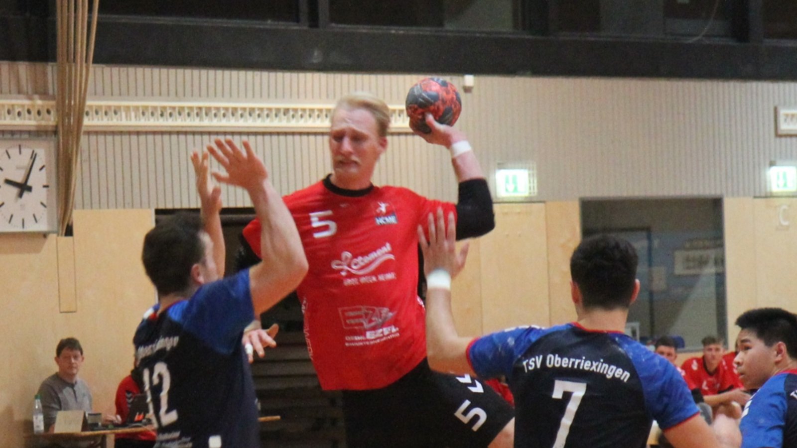 Marco Wuerl (Mitte) peilt mit dem HCME den ersten Auswärtssieg an. Foto: Dittrich