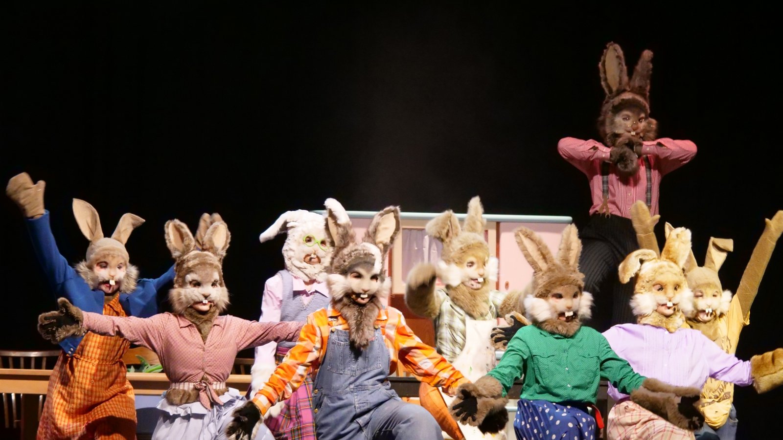 Familie Hase hatte Besuch und hieß diesen temperamentvoll willkommen. Familie Hase hatte Besuch und hieß diesen temperamentvoll willkommen.