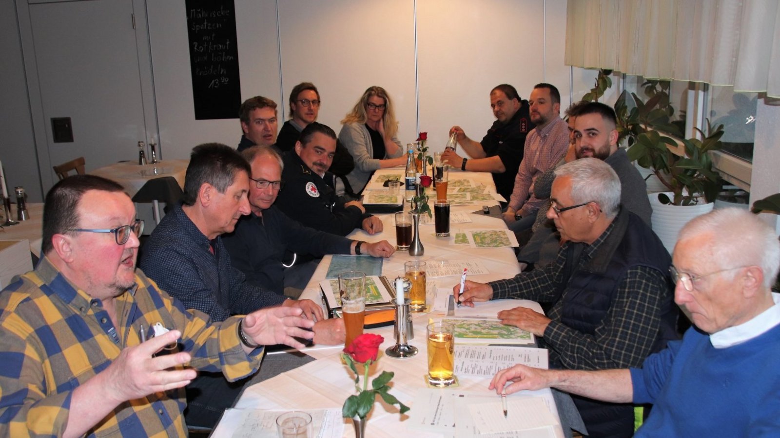 Tour-Besprechung in der Forchenwaldstube von Ensingen. Am 20. August ist das TSV-Sportgelände das Ziel für Radler und Wanderer.  Foto: Arning
