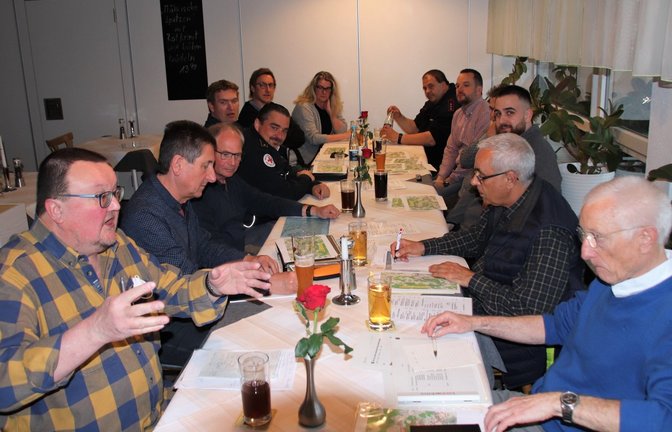 Tour-Besprechung in der Forchenwaldstube von Ensingen. Am 20. August ist das TSV-Sportgelände das Ziel für Radler und Wanderer.  <span class='image-autor'>Foto: Arning</span>