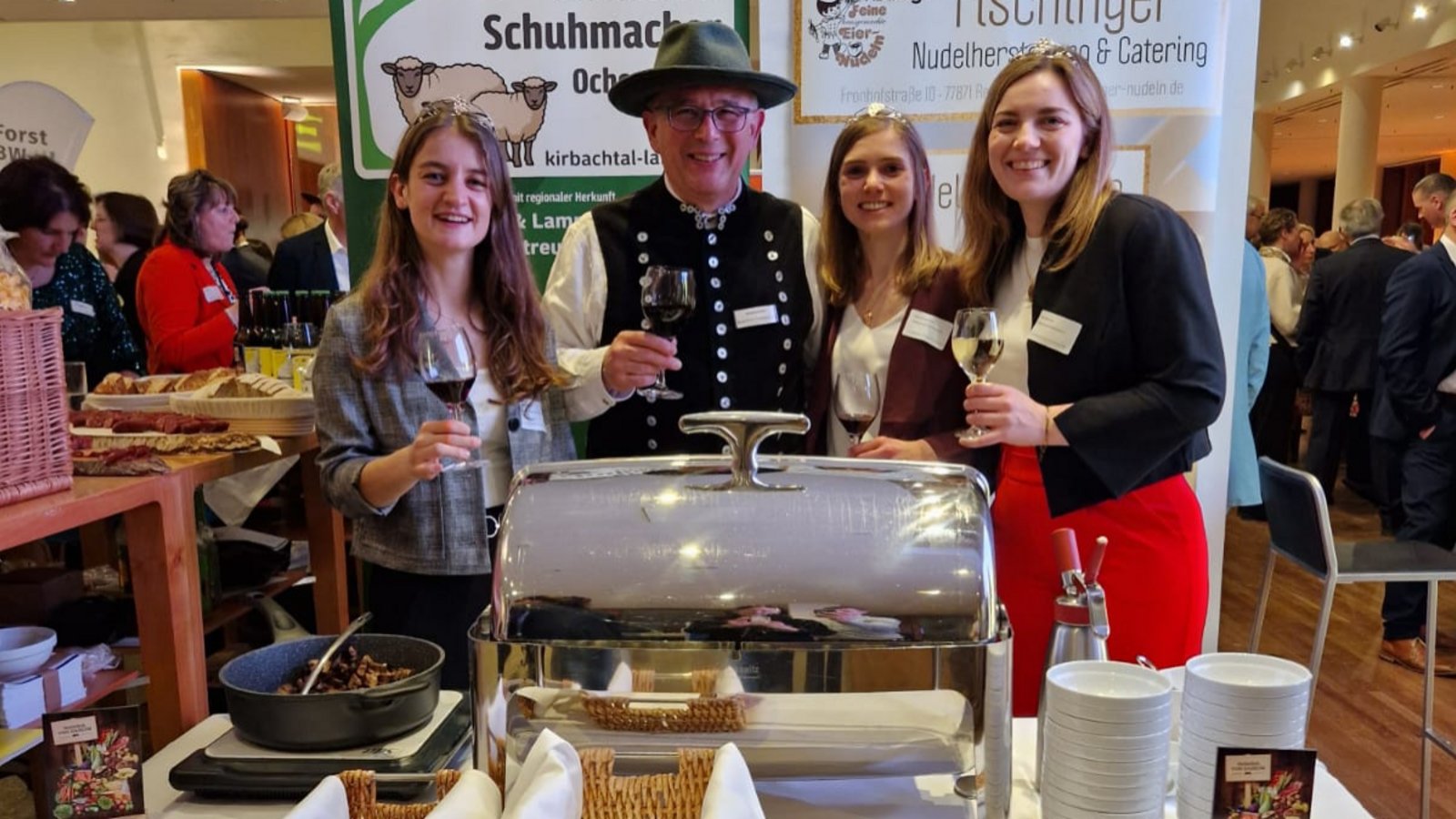 Prost (von links): Die baden-württembergische Weinkönigin Natalie Schäfter und ihre Weinprinzessinnen Manuela Breitmayer und Anna Maria Joos stoßen mit dem Ochsenbacher Schäfer Hans-Peter Schumacher in Berlin an. Foto: Schumacher Prost (von links): Die baden-württembergische Weinkönigin Natalie Schäfter und ihre Weinprinzessinnen Manuela Breitmayer und Anna Maria Joos stoßen mit dem Ochsenbacher Schäfer Hans-Peter Schumacher in Berlin an. Foto: Schumacher
