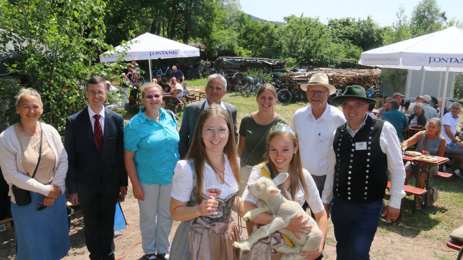 Beim Lämmerschoppen sind dabei (von links hinten): Melanie Albrich, Dekan Prof. Dr. Johannes Zimmermann; Luise Pachaly, Leiterin des Fachbereichs Landwirtschaft beim Landratsamt; Bürgermeister Holger Albrich, Winzerin Jule Mayr; Alfons Gimber, Vorsitzender des Landesschafzuchtverbands und Schäfer Hans-Peter Schuhmacher. Vorne im Bild zwei Hoheiten, links die Württembergische Weinkönigin Carolin Golter (links) und die Württemberger Lammkönigin Anja Schmid. Beim Lämmerschoppen sind dabei (von links hinten): Melanie Albrich, Dekan Prof. Dr. Johannes Zimmermann; Luise Pachaly, Leiterin des Fachbereichs Landwirtschaft beim Landratsamt; Bürgermeister Holger Albrich, Winzerin Jule Mayr; Alfons Gimber, Vorsitzender des Landesschafzuchtverbands und Schäfer Hans-Peter Schuhmacher. Vorne im Bild zwei Hoheiten, links die Württembergische Weinkönigin Carolin Golter (links) und die Württemberger Lammkönigin Anja Schmid.