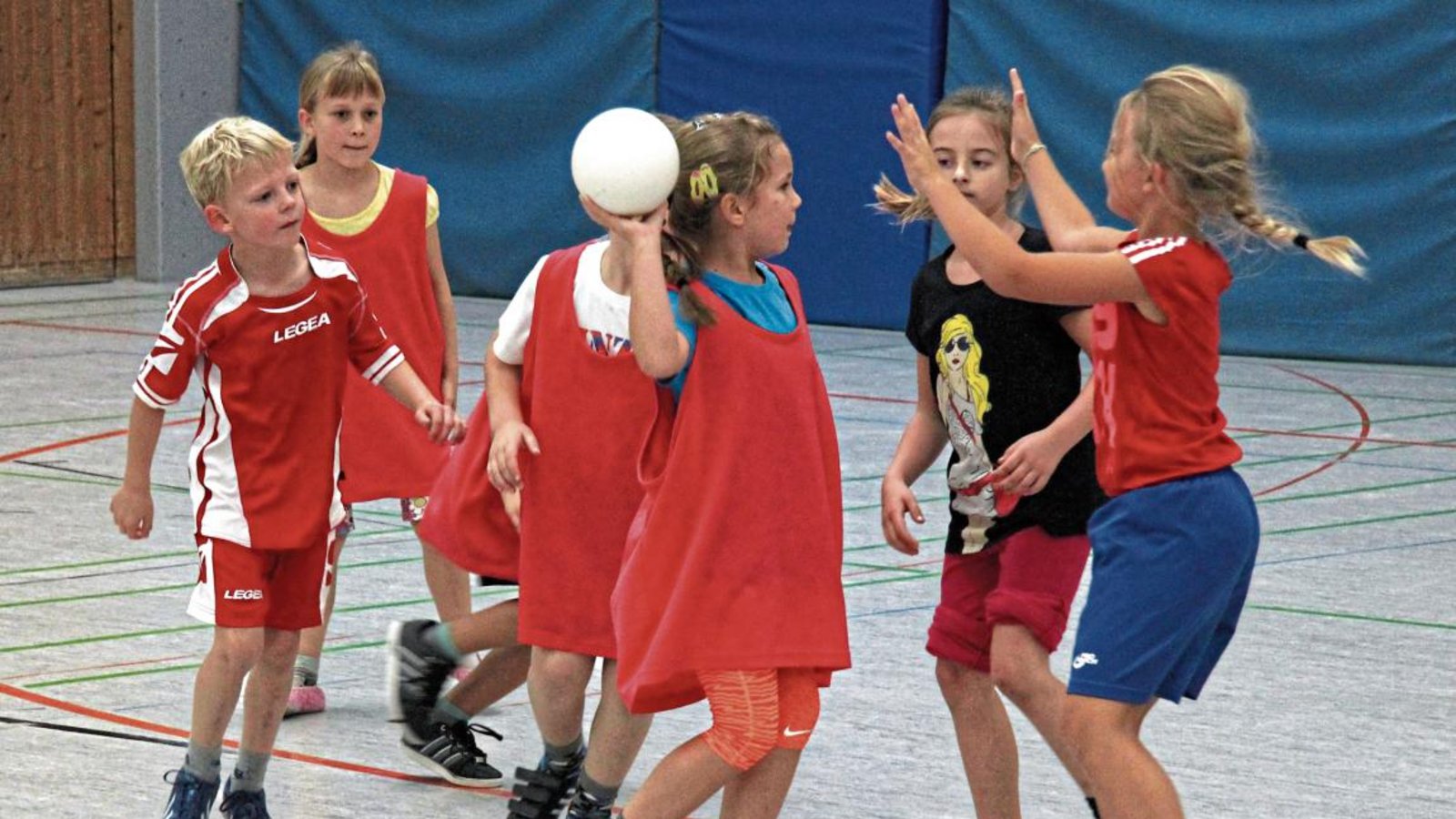 Zwar nicht in der Halle, aber zumindest auf dem Freiplatz können vor allem jugendliche Handballer voraussichtlich ab Montag wieder dem Ball nachjagen. Die Politik hat die Beschränkungen für Unter-14-Jährige weiter gelockert als für die älteren Sportler. Foto: Archiv/Nachreiner Zwar nicht in der Halle, aber zumindest auf dem Freiplatz können vor allem jugendliche Handballer voraussichtlich ab Montag wieder dem Ball nachjagen. Die Politik hat die Beschränkungen für Unter-14-Jährige weiter gelockert als für die älteren Sportler. Foto: Archiv/Nachreiner