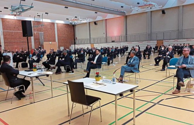 In der Sporthalle in Tamm diskutierten Feuerwehrleute über aktuelle Herausforderungen ihrer Arbeit wie Gewalt gegen Hilfskräfte oder Fragen des Katastrophenschutzes.  Foto: Glemser