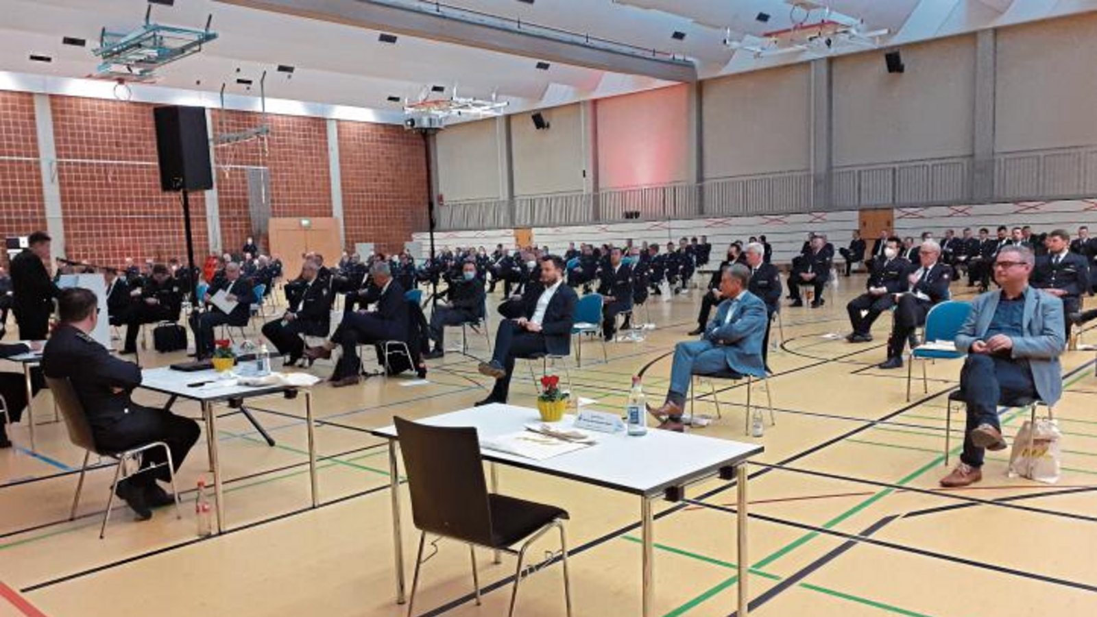 In der Sporthalle in Tamm diskutierten Feuerwehrleute über aktuelle Herausforderungen ihrer Arbeit wie Gewalt gegen Hilfskräfte oder Fragen des Katastrophenschutzes. Foto: Glemser In der Sporthalle in Tamm diskutierten Feuerwehrleute über aktuelle Herausforderungen ihrer Arbeit wie Gewalt gegen Hilfskräfte oder Fragen des Katastrophenschutzes. Foto: Glemser