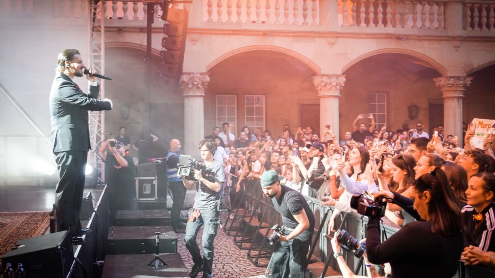 Für den Musiker fühlt sich der Auftritt an „wie ein Traum“: Morpheuz beim Konzert im Innenhof des Altem SchlossesLichtgut/Ferdinando Iannone Für den Musiker fühlt sich der Auftritt an „wie ein Traum“: Morpheuz beim Konzert im Innenhof des Altem SchlossesLichtgut/Ferdinando Iannone