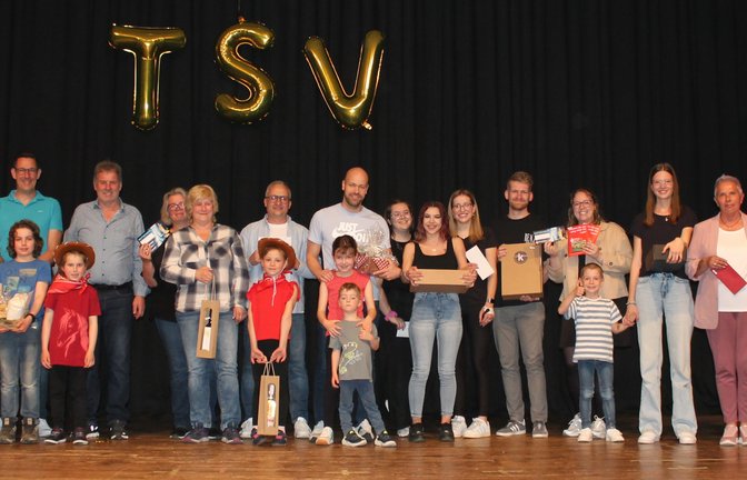 Die Gewinner und Gewinnerinnen der Tombola-Verlosung freuen sich über ihre Geschenke. <span class='image-autor'>Foto: Pfisterer</span>