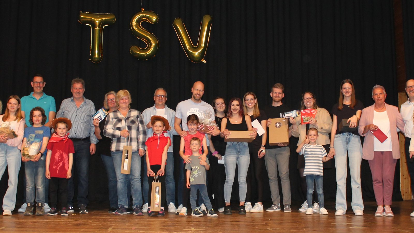 Die Gewinner und Gewinnerinnen der Tombola-Verlosung freuen sich über ihre Geschenke. Foto: Pfisterer