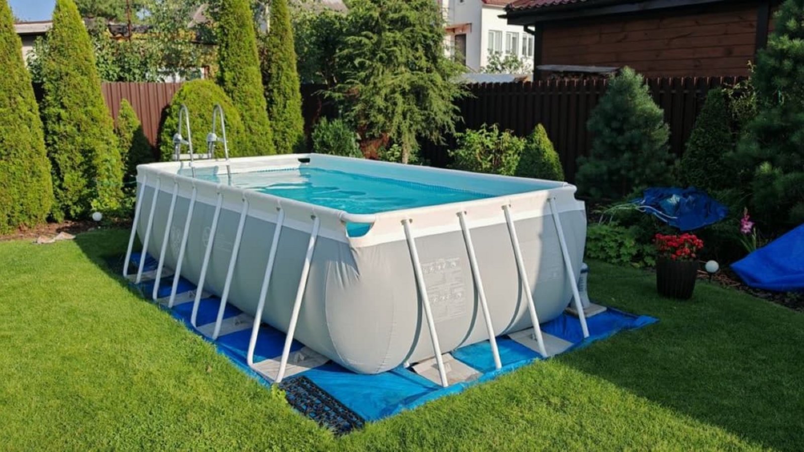 Erfrischende Abkühlung im Sommer: Ein Pool im Garten ist das Sommer-Highlight schlechthin.Shutterstock/Balser Erfrischende Abkühlung im Sommer: Ein Pool im Garten ist das Sommer-Highlight schlechthin.Shutterstock/Balser