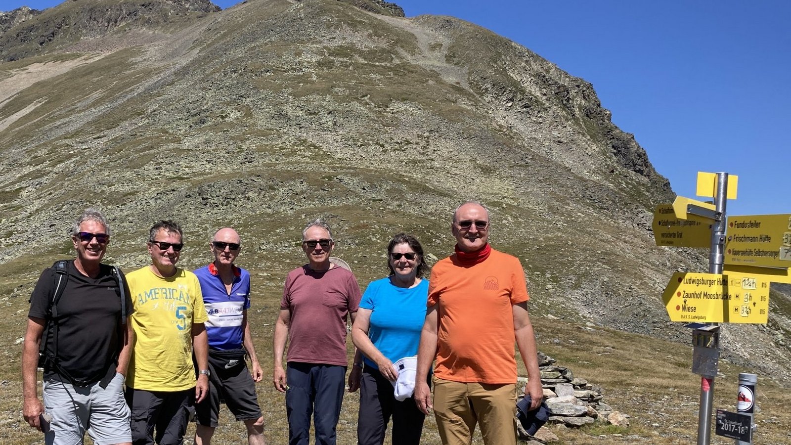 Rainer Haas (Dritter von rechts) mit seinen Begleitern auf dem Lehnerjoch vor dem Gipfel des Schafhimmels. Foto: p Rainer Haas (Dritter von rechts) mit seinen Begleitern auf dem Lehnerjoch vor dem Gipfel des Schafhimmels. Foto: p