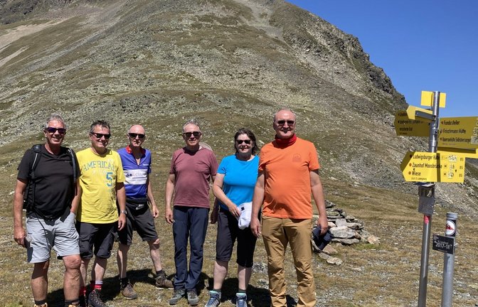 Rainer Haas (Dritter von rechts) mit seinen Begleitern auf dem Lehnerjoch vor dem Gipfel des Schafhimmels. Foto: p