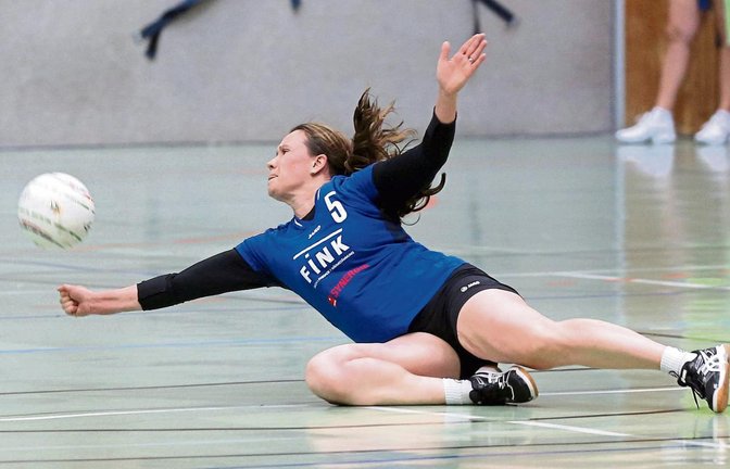 Angreiferin Marie-Therese Rothmaier hat gestern nicht nur konsequent gepunktet, sondern auch immer wieder kurze Bälle aus dem Feld der Vaihinger Faustballerinnen gefischt. Foto: Küppers