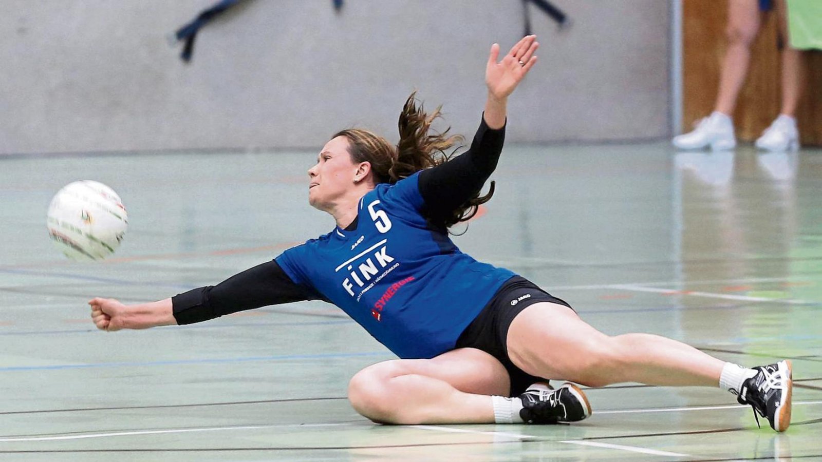 Angreiferin Marie-Therese Rothmaier hat gestern nicht nur konsequent gepunktet, sondern auch immer wieder kurze Bälle aus dem Feld der Vaihinger Faustballerinnen gefischt. Foto: Küppers