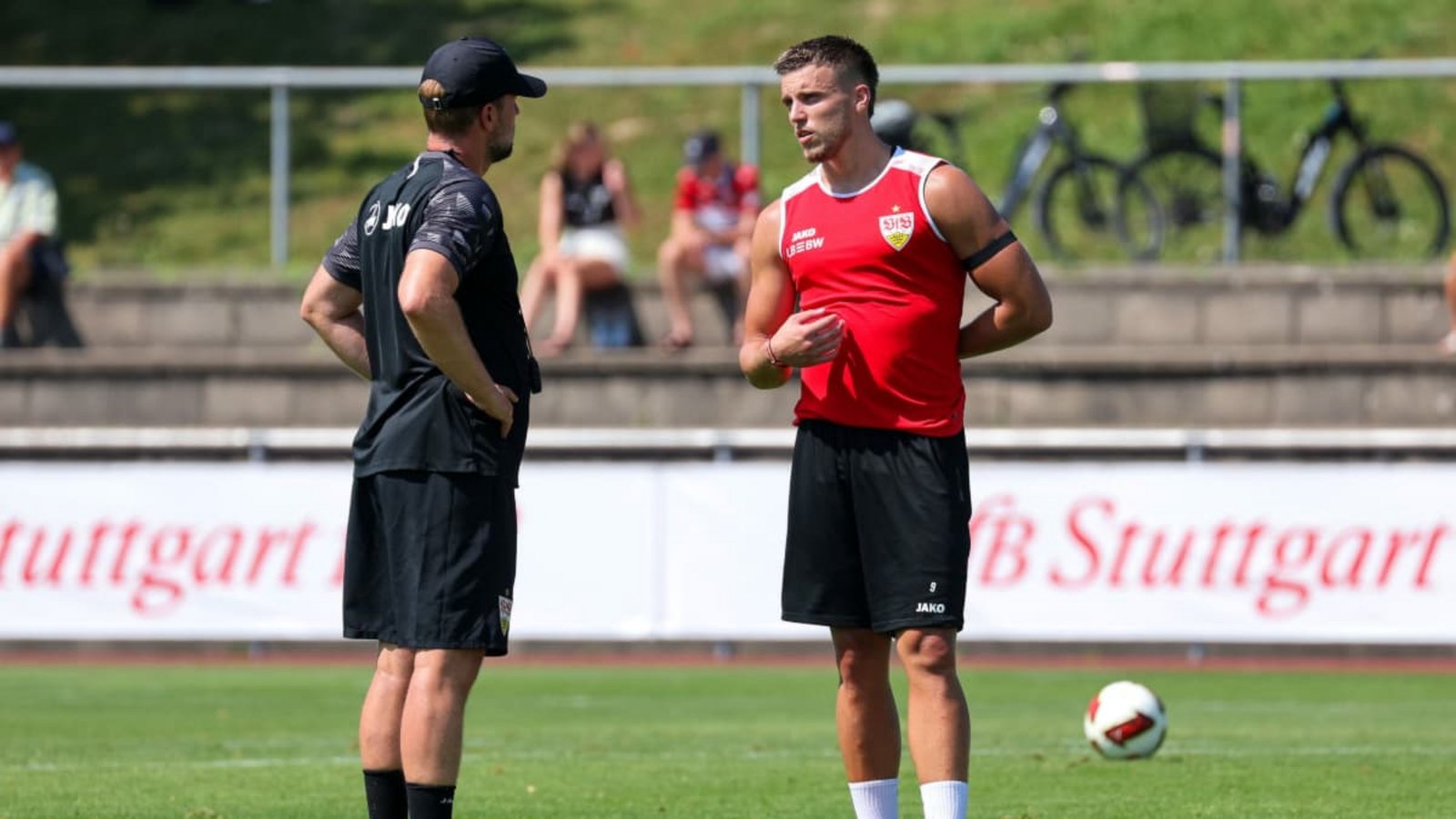 Im Austausch: Ermedin Demirovic (rechts) und VfB-Trainer Sebastian HoeneßAlexander Keppler