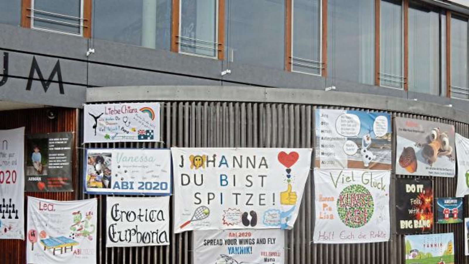 Viel Erfolg bei den Abiturprüfungen! Gestern ging es in den Fächern Spanisch, Portugiesisch und Italienisch los. Die Plakate, hier am Vaihinger Stromberg-Gymnasium, gehören dazu. Foto: Arning Viel Erfolg bei den Abiturprüfungen! Gestern ging es in den Fächern Spanisch, Portugiesisch und Italienisch los. Die Plakate, hier am Vaihinger Stromberg-Gymnasium, gehören dazu. Foto: Arning