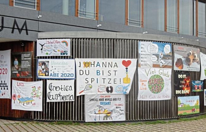 Viel Erfolg bei den Abiturprüfungen! Gestern ging es in den Fächern Spanisch, Portugiesisch und Italienisch los. Die Plakate, hier am Vaihinger Stromberg-Gymnasium, gehören dazu.  Foto: Arning