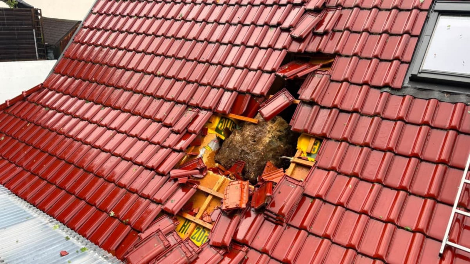 Ein Felsbrocken löste sich beim Unwetter aus dem Steilhang nördlich des Wohnhauses in Börstingen und durchschlug dessen Dach.privat
