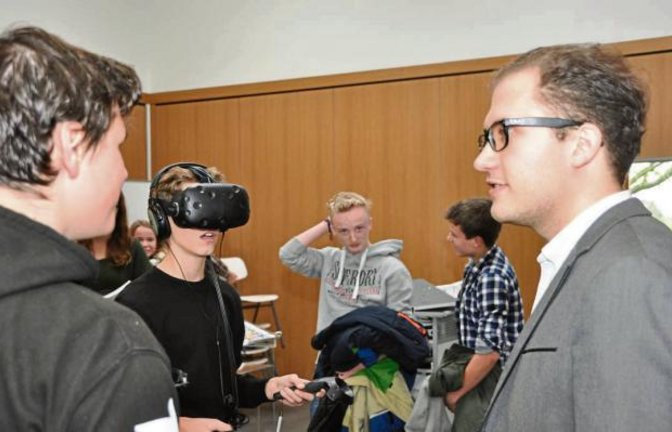Ein Experte im Wirtschaftstalk: MXO Media-Gründer Maximilian Schmierer zu Gast im Forum Lechler des Lichtenstern-Gymnasiums Sachsenheim.  Foto: p