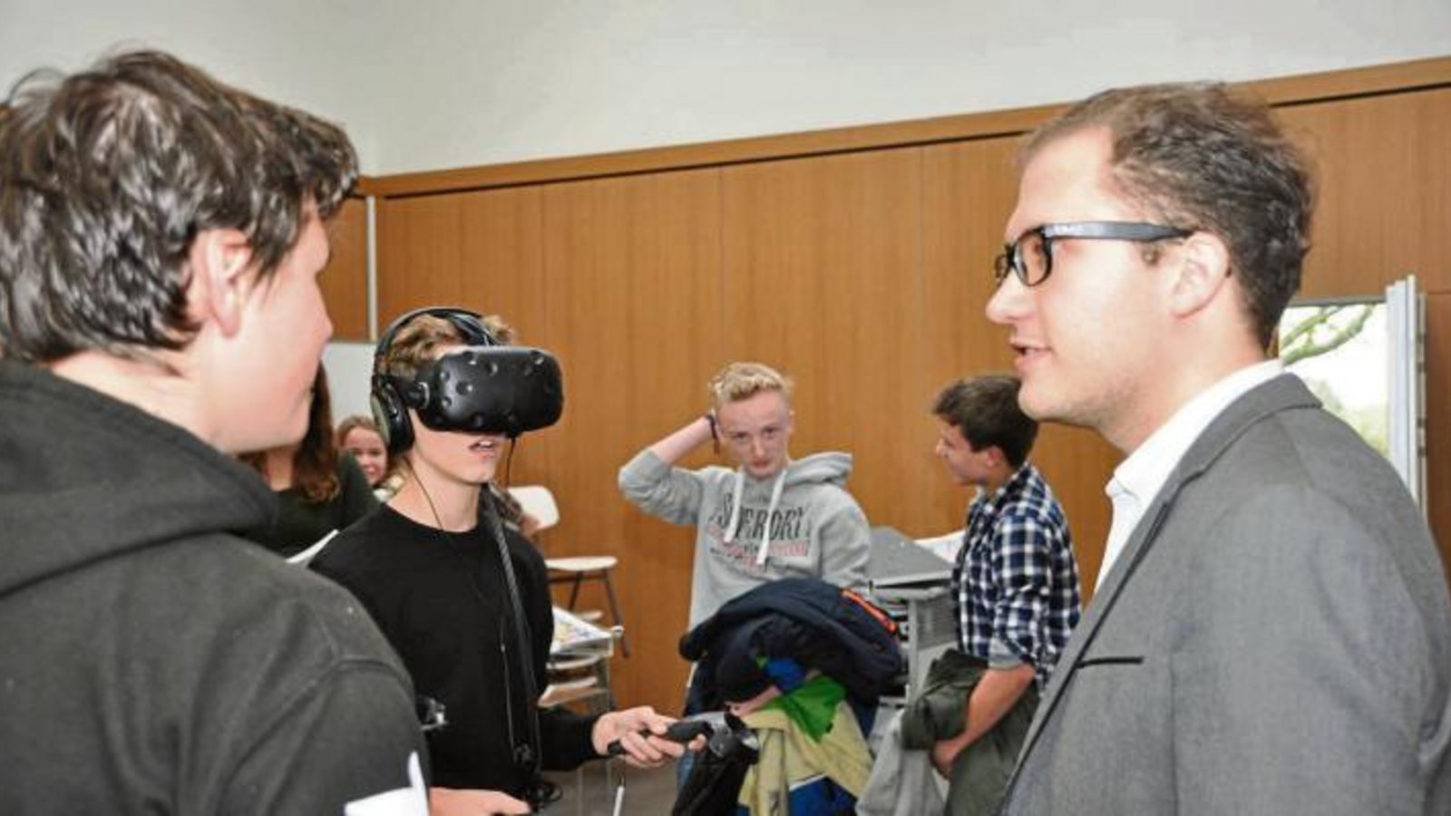 Ein Experte im Wirtschaftstalk: MXO Media-Gründer Maximilian Schmierer zu Gast im Forum Lechler des Lichtenstern-Gymnasiums Sachsenheim. Foto: p Ein Experte im Wirtschaftstalk: MXO Media-Gründer Maximilian Schmierer zu Gast im Forum Lechler des Lichtenstern-Gymnasiums Sachsenheim. Foto: p