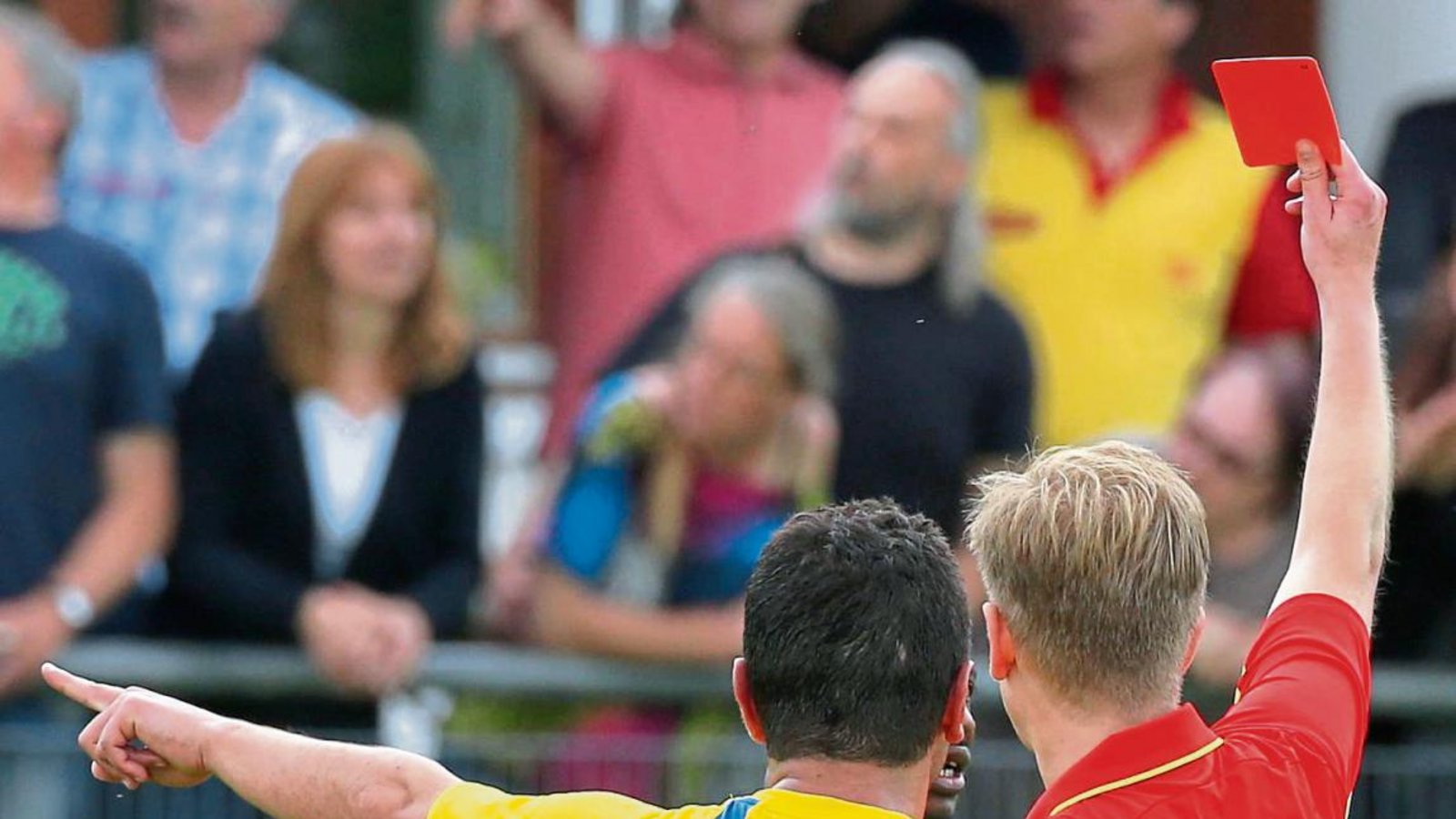 Rote Karte für Gewalt auf den Fußballplätzen der Region – die hat dort nichts zu suchen. Foto: Archiv/Küppers Rote Karte für Gewalt auf den Fußballplätzen der Region – die hat dort nichts zu suchen. Foto: Archiv/Küppers