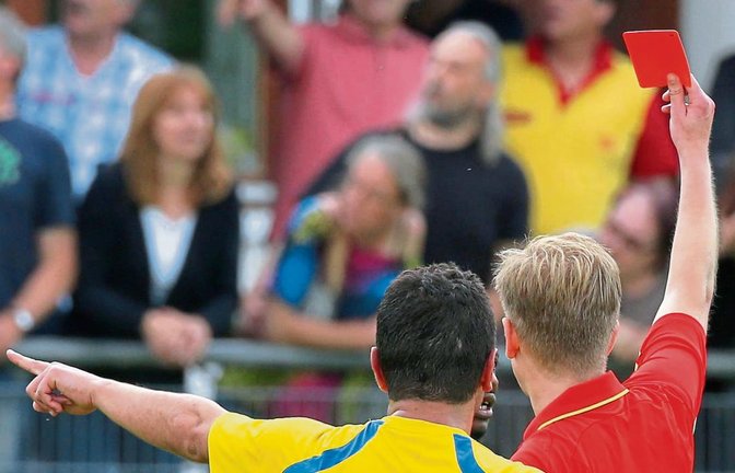Rote Karte für Gewalt auf den Fußballplätzen der Region – die hat dort nichts zu suchen. Foto: Archiv/Küppers