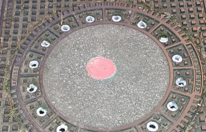 Im Winter zeigt sich die Abwärme des Abwassers, wenn die feuchtigkeitsgeschwängerte Luft aus der Tiefe als Eis an den Löchern des Kanaldeckels endet.  <span class='image-autor'>Foto: Rücker</span>