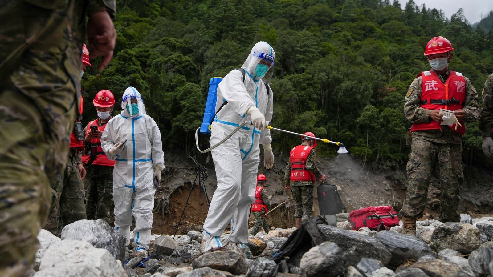 Auf diesem von der Nachrichtenagentur Xinhua veröffentlichten Foto führt ein Arbeiter Desinfektionsarbeiten durch, während Rettungskräfte in einem von der Schlammlawinenkatastrophe betroffenen Gebiet im Kreis Gyirong in der Autonomen Region Tibet im Südwesten Chinas nach Opfern suchen. (zu dpa: «Überall Leichensäcke: Mehr als 1.000 Tote nach Himalaya-Flut»)Jigme Dorje/Xinhua vía AP/dpa Auf diesem von der Nachrichtenagentur Xinhua veröffentlichten Foto führt ein Arbeiter Desinfektionsarbeiten durch, während Rettungskräfte in einem von der Schlammlawinenkatastrophe betroffenen Gebiet im Kreis Gyirong in der Autonomen Region Tibet im Südwesten Chinas nach Opfern suchen. (zu dpa: «Überall Leichensäcke: Mehr als 1.000 Tote nach Himalaya-Flut»)Jigme Dorje/Xinhua vía AP/dpa