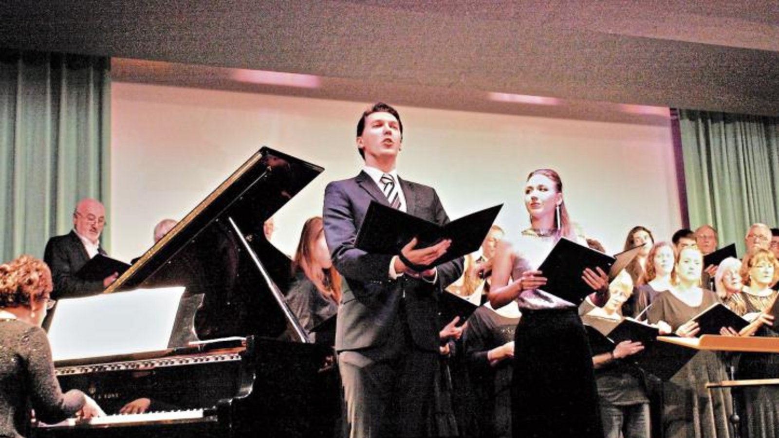 Als Duo und als Solisten begeisterten Sopranistin Georgia Gounari und Paul Jadach das erwartungsvoll gestimmte Publikum. Foto: Filitz Als Duo und als Solisten begeisterten Sopranistin Georgia Gounari und Paul Jadach das erwartungsvoll gestimmte Publikum. Foto: Filitz