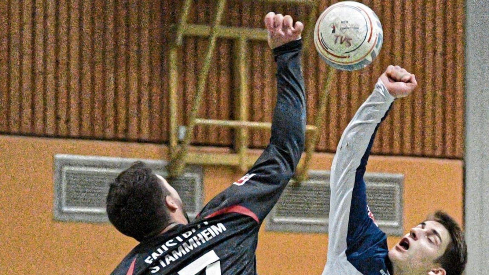 Ein Leinenduell haben sich Vaihingens Jakob Kilpper (von rechts) und Stammheims Maximilian Gayer nur im ersten Satz geliefert. Foto: Leitner Ein Leinenduell haben sich Vaihingens Jakob Kilpper (von rechts) und Stammheims Maximilian Gayer nur im ersten Satz geliefert. Foto: Leitner