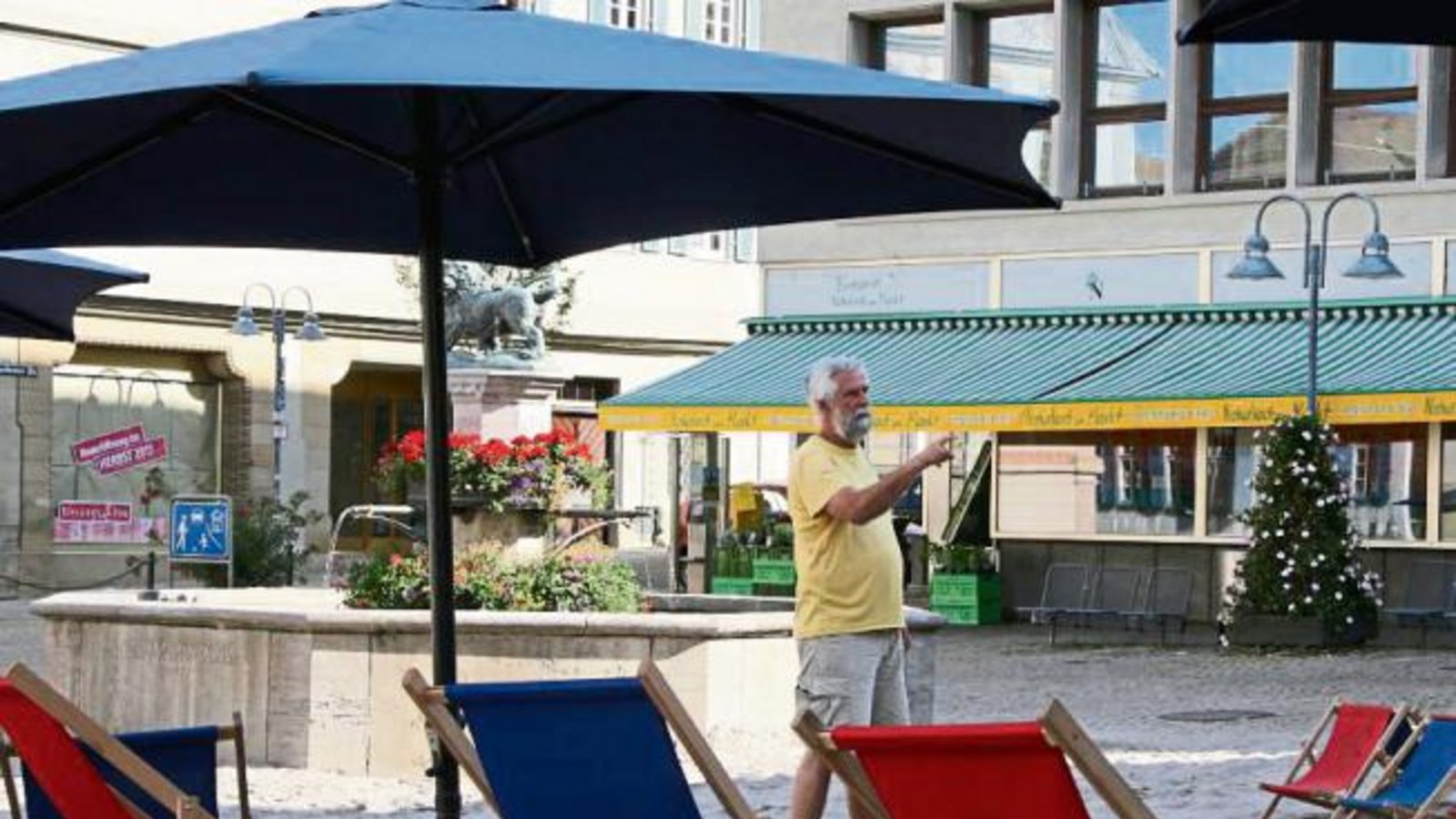 ... 26, 27, 28. Thomas Hitschler vom Organisationsteam des Vaihinger Strandlebens zählt durch. Seit dem Start am Donnerstag fehlen leider schon zwei Stühle. Foto: Rücker ... 26, 27, 28. Thomas Hitschler vom Organisationsteam des Vaihinger Strandlebens zählt durch. Seit dem Start am Donnerstag fehlen leider schon zwei Stühle. Foto: Rücker