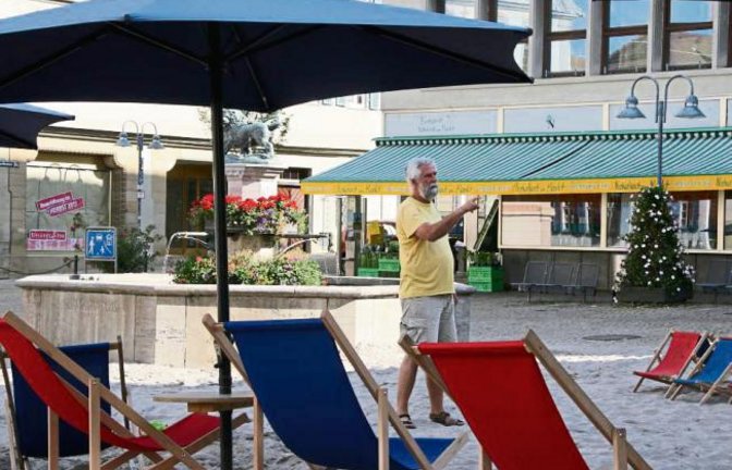 ... 26, 27, 28. Thomas Hitschler vom Organisationsteam des Vaihinger Strandlebens zählt durch. Seit dem Start am Donnerstag fehlen leider schon zwei Stühle. Foto: Rücker
