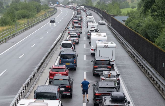 Auf der Autobahn A2 in Richtung Süden staut sich der Gotthard-Ferienreiseverkehr.<span class='image-autor'>Urs Flueeler/KEYSTONE/dpa</span>