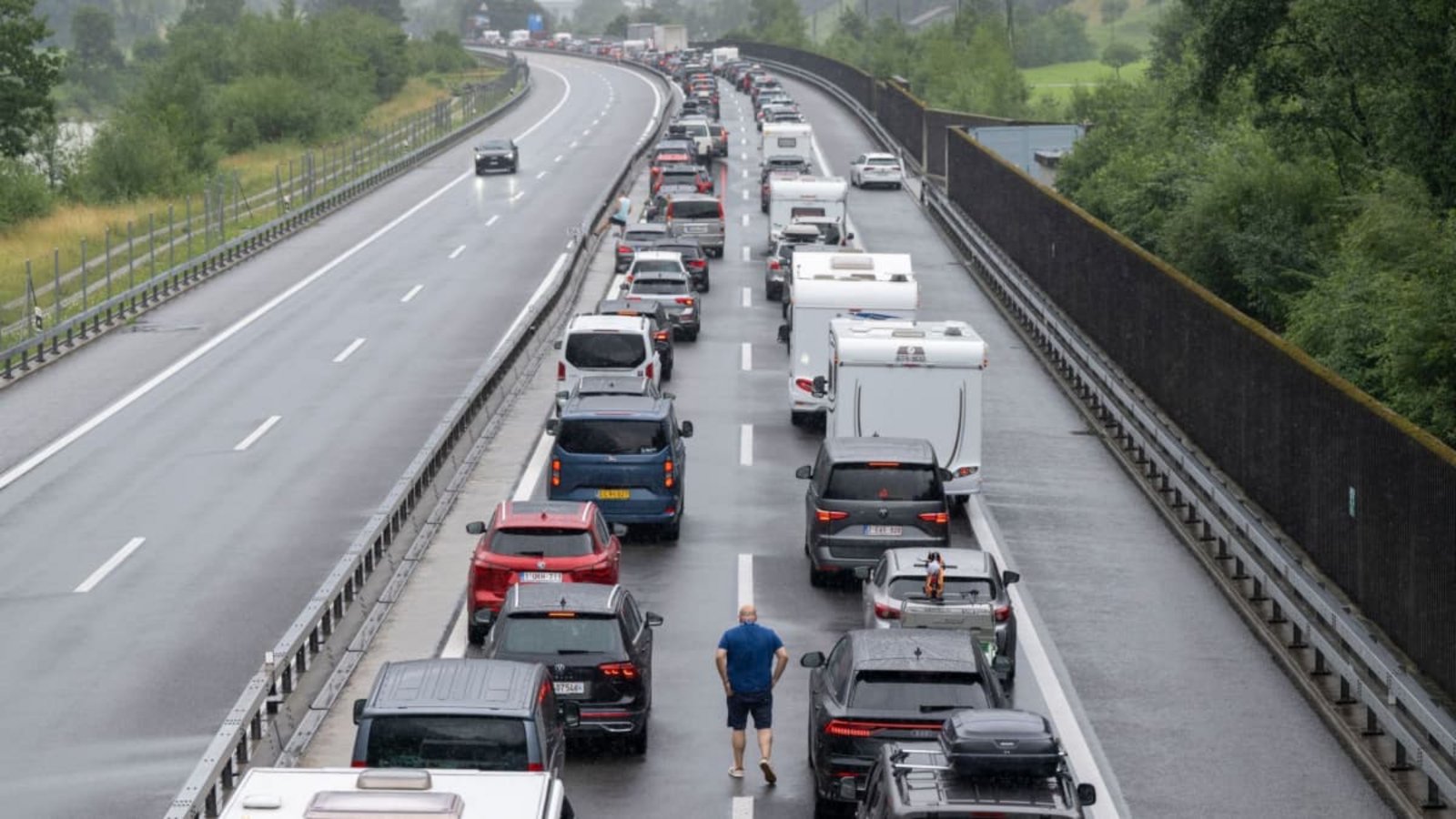 Auf der Autobahn A2 in Richtung Süden staut sich der Gotthard-Ferienreiseverkehr.Urs Flueeler/KEYSTONE/dpa Auf der Autobahn A2 in Richtung Süden staut sich der Gotthard-Ferienreiseverkehr.Urs Flueeler/KEYSTONE/dpa