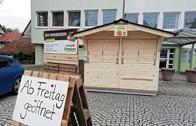 In Riet gibt es etwas Neues: Nachdem dienstags das Fischauto hält und sehr gut angenommen wird, gibt es seit gestern auf dem Dorfplatz auch noch ein Erdbeerständle. p