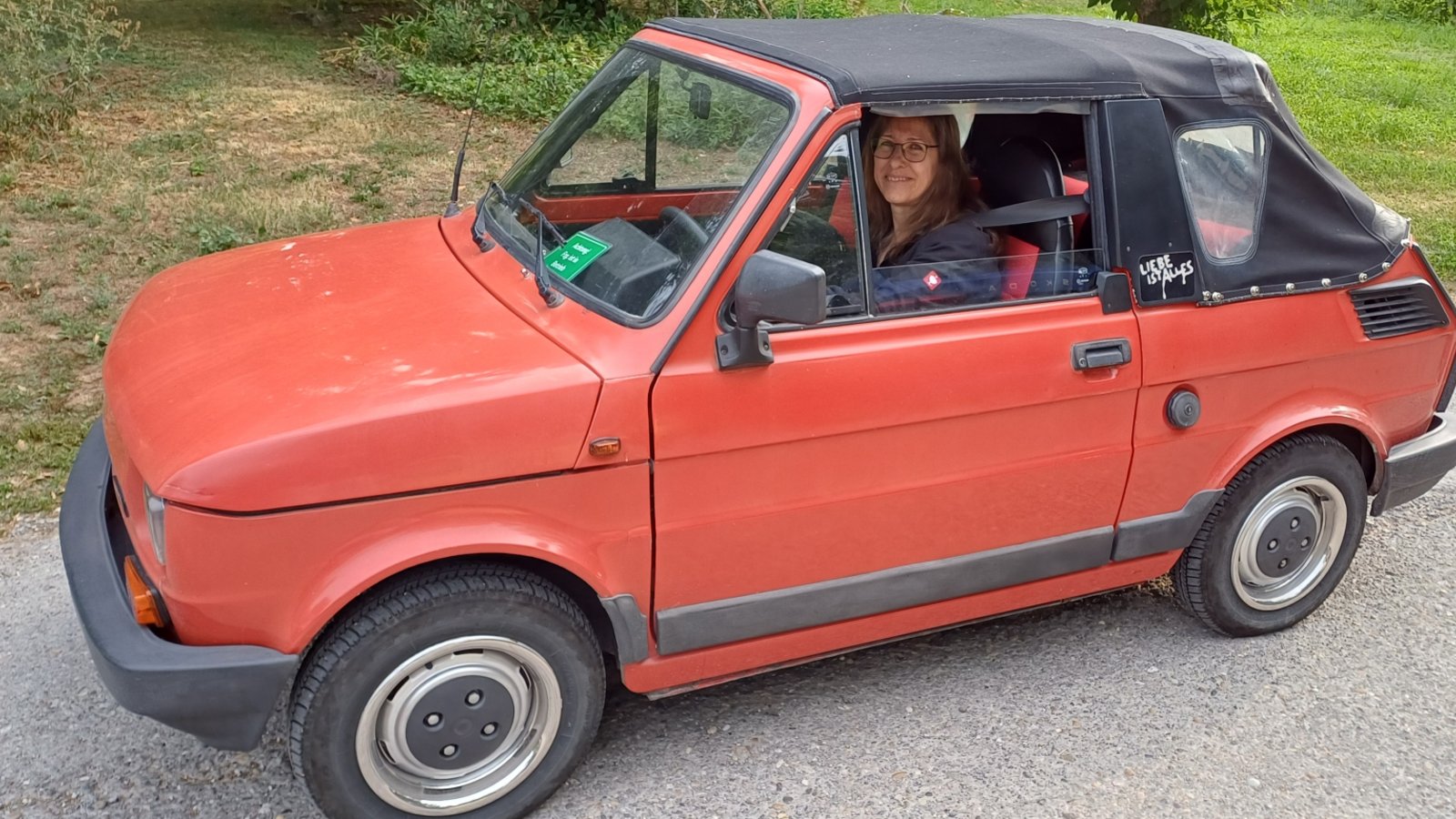 Seit einem Vierteljahrhundert leistet der kleine Fiat 126 Cabrio bei der Familie Straka aus Roßwag seine guten Dienste. 30 Jahre hat das Autole auf dem Buckel, in diesem Fall wohl ein Faltdach, und Fahrerin Brigitte Straka bekommt öfter mal ein „Daumen hoch“ von anderen Verkehrsteilnehmern zu sehen.  Foto: Rücker