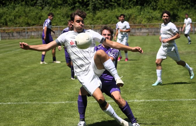 Fußball, Saison 2025/2026, Männer, Stadtpokal der Vaihinger Mannschaften in Horrheim, hier:  SGM EnzVaihingen vorne Robin Carta gegen SGM Nussdorf/Roßwag hinten Kevin Schwab