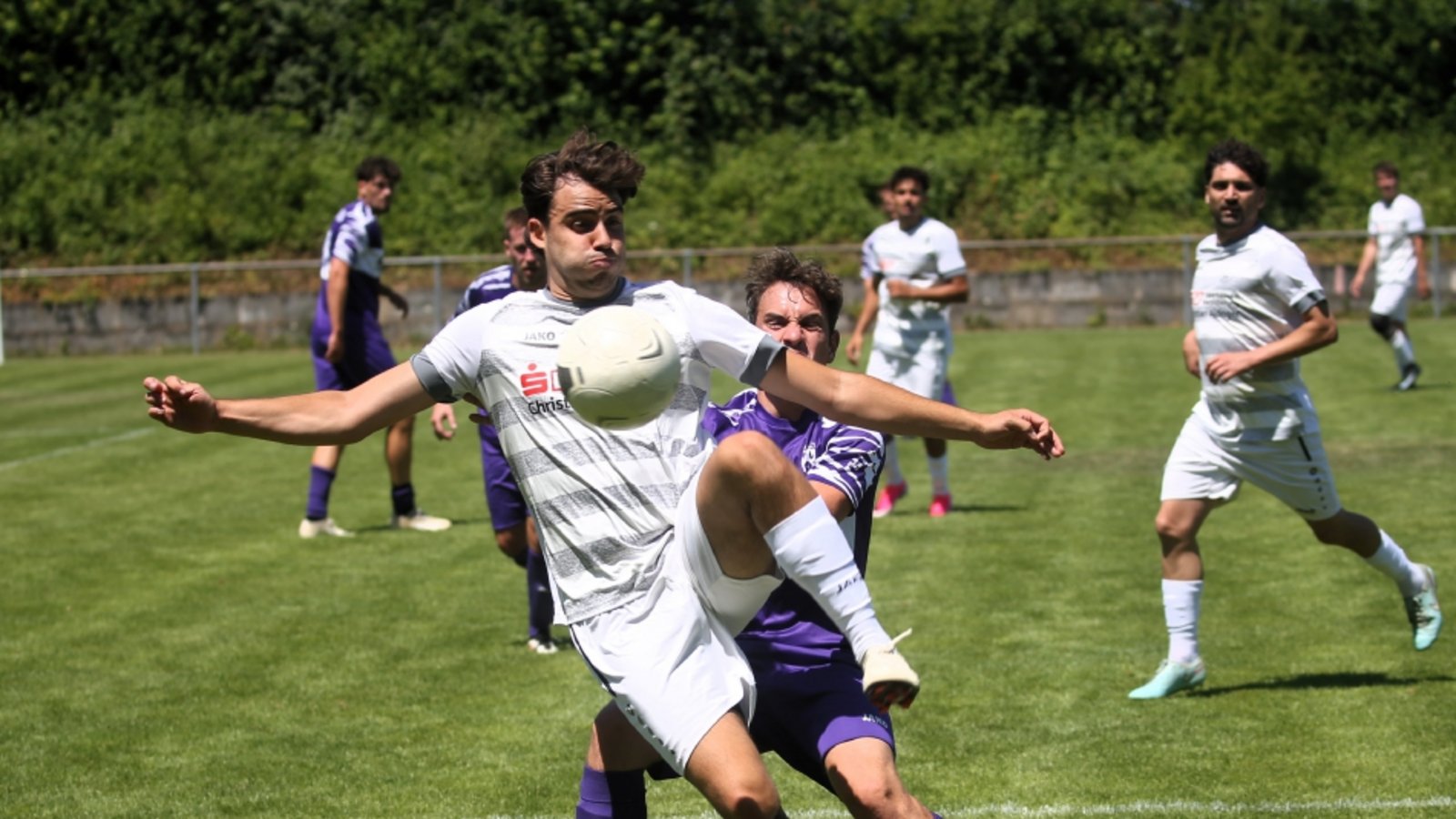 Fußball, Saison 2025/2026, Männer, Stadtpokal der Vaihinger Mannschaften in Horrheim, hier: SGM EnzVaihingen vorne Robin Carta gegen SGM Nussdorf/Roßwag hinten Kevin Schwab