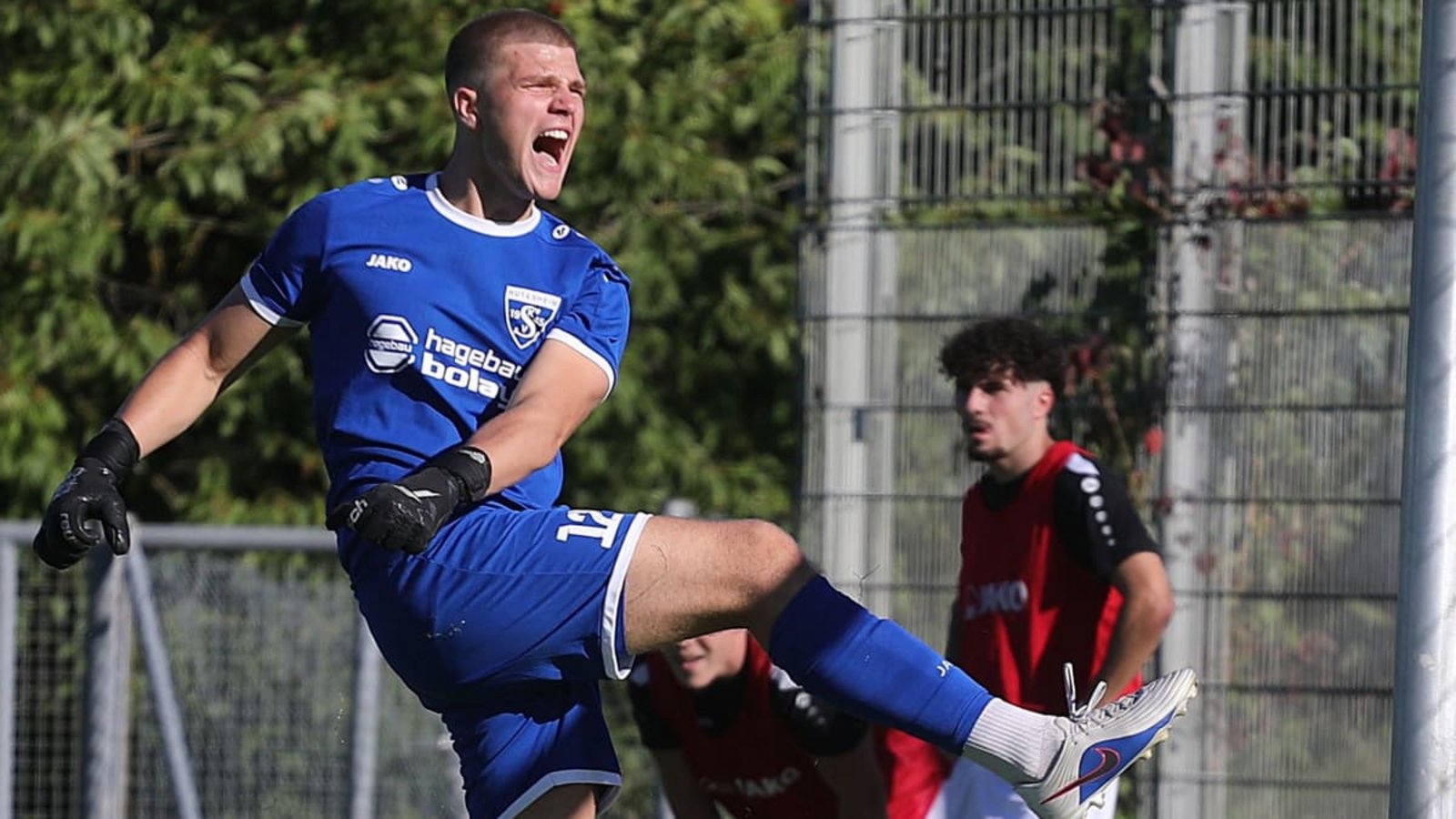 Nach dem Elfmeter zum 3:2 des TSV Berg schreit der ehrgeizige Torwart Luca Pellino seinen Frust heraus.Andreas Gorr