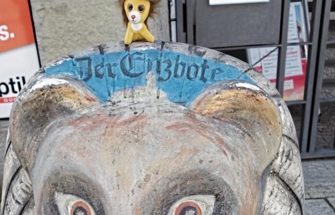 Der Zeitungslöwe hat Besuch vom kleinen Vetter.  Foto: Rücker