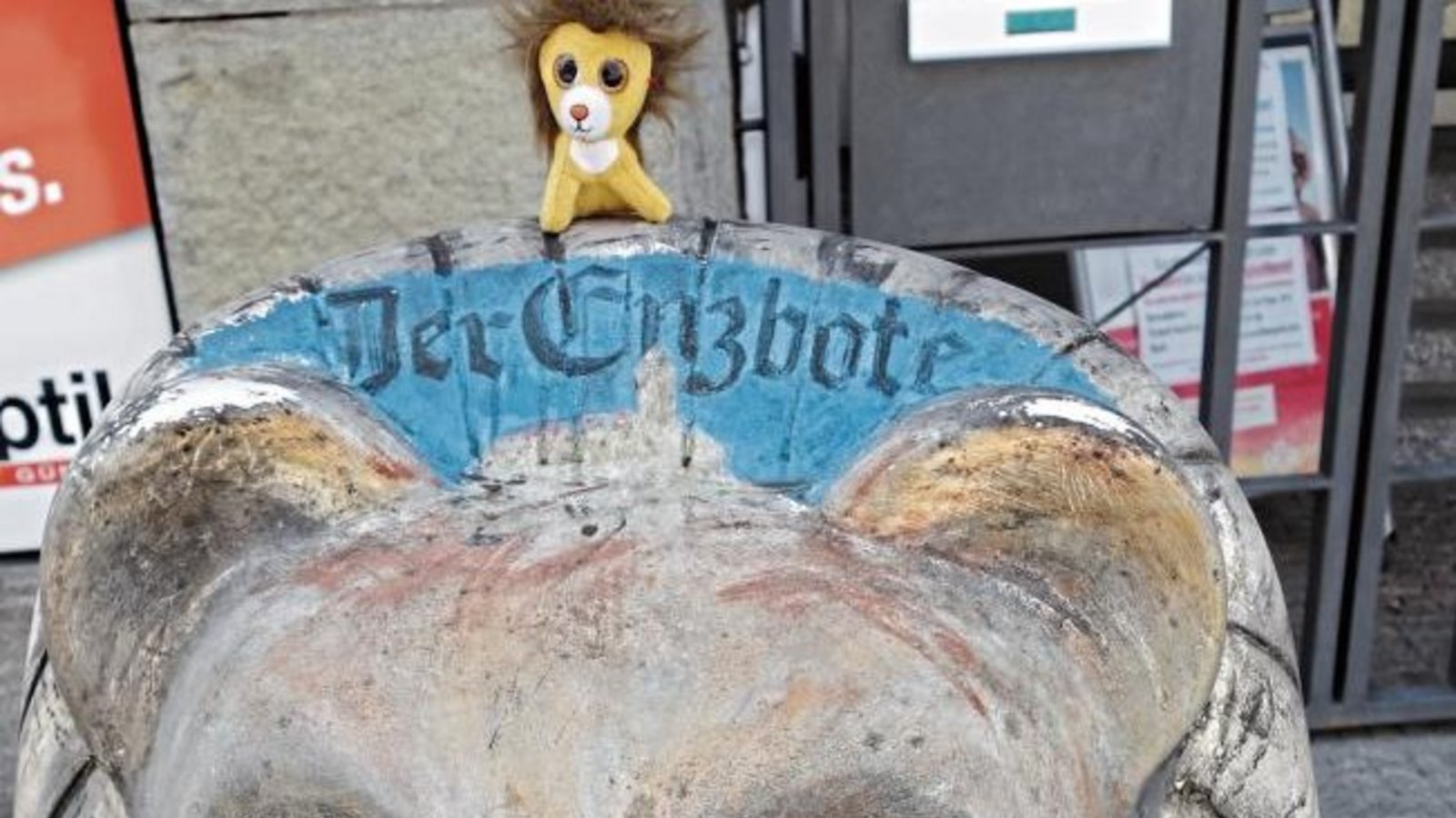 Der Zeitungslöwe hat Besuch vom kleinen Vetter.  Foto: Rücker