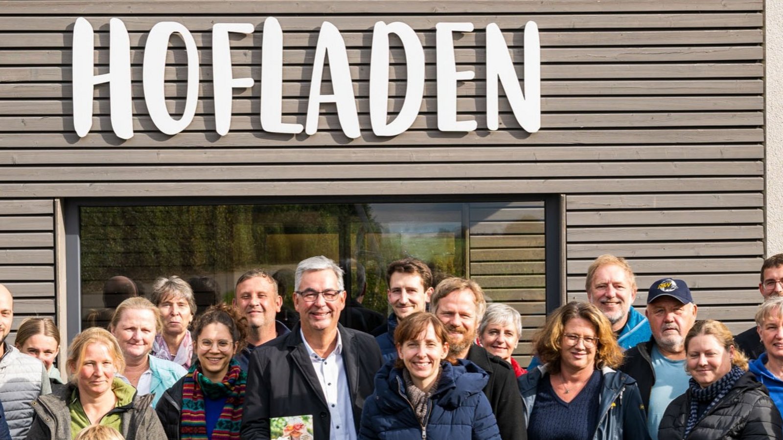Gemeinsam mit Direktvermarktern aus dem Landkreis stellte Landrat Dietmar Allgaier am Freitag die neu aufgelegte Direktvermarkter-Broschüre vor. Foto: Landratsamt Ludwigsburg Gemeinsam mit Direktvermarktern aus dem Landkreis stellte Landrat Dietmar Allgaier am Freitag die neu aufgelegte Direktvermarkter-Broschüre vor. Foto: Landratsamt Ludwigsburg