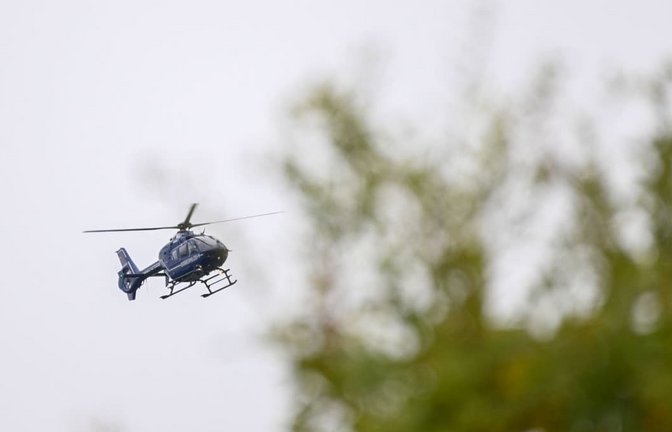 Nachdem ein 23-Jähriger am Freitag mit seinem Wagen verunfallte, flüchtete er zu Fuß in den angrenzenden Wald. Trotz Hubschrauber und Hunden blieb die Suche nach ihm erfolglos.<span class='image-autor'>Heiko Rebsch/dpa</span>
