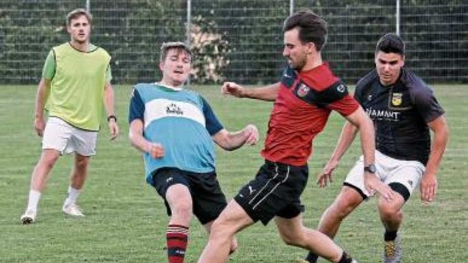 Um den Ballbesitz gekämpft wird beim ersten offiziellen Training in Nussdorf. Foto: Küppers Um den Ballbesitz gekämpft wird beim ersten offiziellen Training in Nussdorf. Foto: Küppers