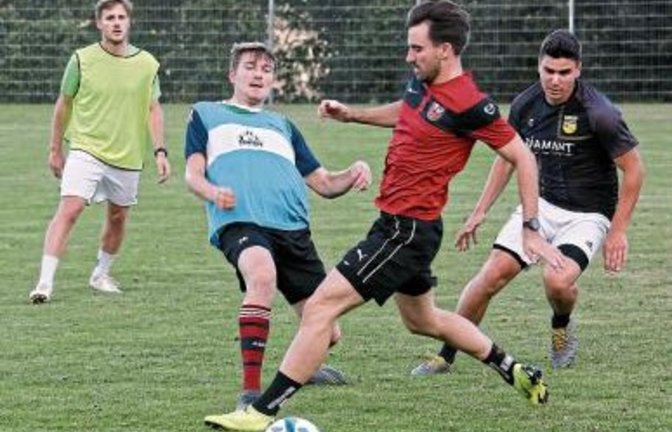 Um den Ballbesitz gekämpft wird beim ersten offiziellen Training in Nussdorf. Foto: Küppers