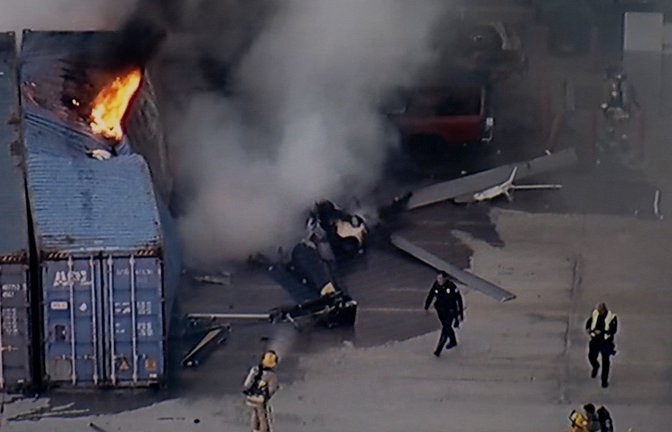 In Los Angeles ist ein Hubschrauber abgestürzt und in Flammen aufgegangen.<span class='image-autor'>Uncredited/KABC-TV/AP/dpa</span>