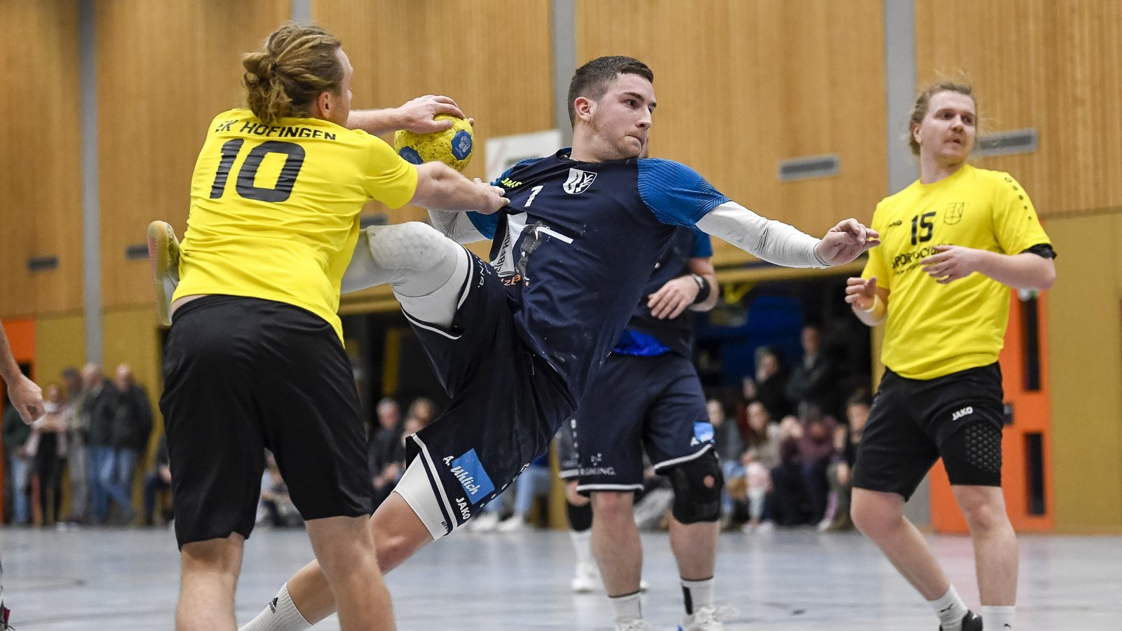 Der Enzweihinger Julian Rühling (Mitte) ist nicht zu bremsen. Archivfoto: Leitner