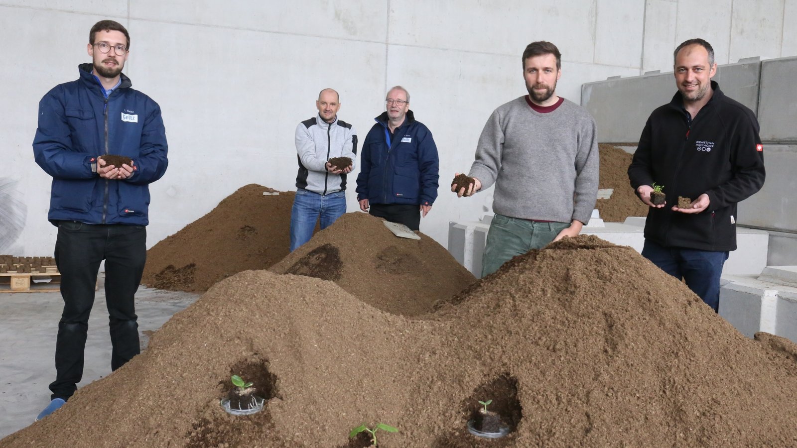 Ziehen an einem Strang, um ein vollwertiges Torf-Ersatzprodukt zu entwickeln (von links): Fabian Geltz, Roland Jans, Ulrich Geltz, Benedikt Müller und Thomas Gutjahr.  Foto: Deeg