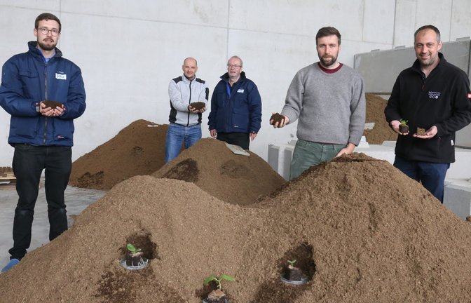 Ziehen an einem Strang, um ein vollwertiges Torf-Ersatzprodukt zu entwickeln (von links): Fabian Geltz, Roland Jans, Ulrich Geltz, Benedikt Müller und Thomas Gutjahr.  <span class='image-autor'>Foto: Deeg</span>